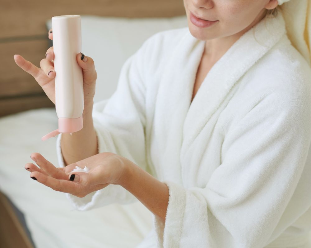 ภาพผู้หญิงใช้ครีมบำรุงเพื่อเพิ่มความชุ่มชื้น