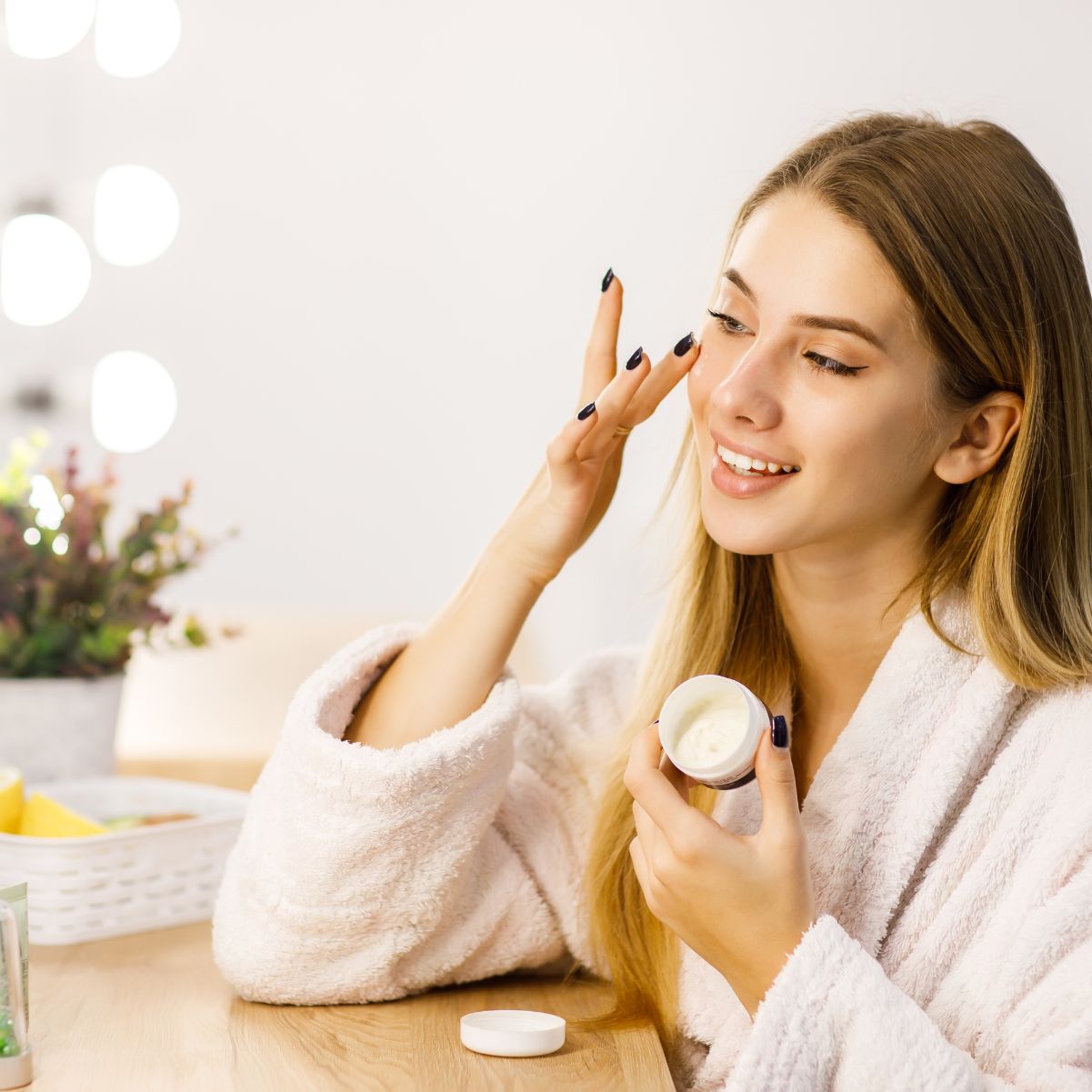 การใช้ยาหรือครีมที่แพทย์สั่งอย่างสม่ำเสมอ